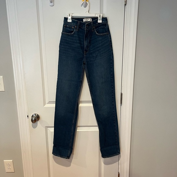 Abercrombie 90’s Straight Ultra High Rise Jeans - Picture 4 of 7